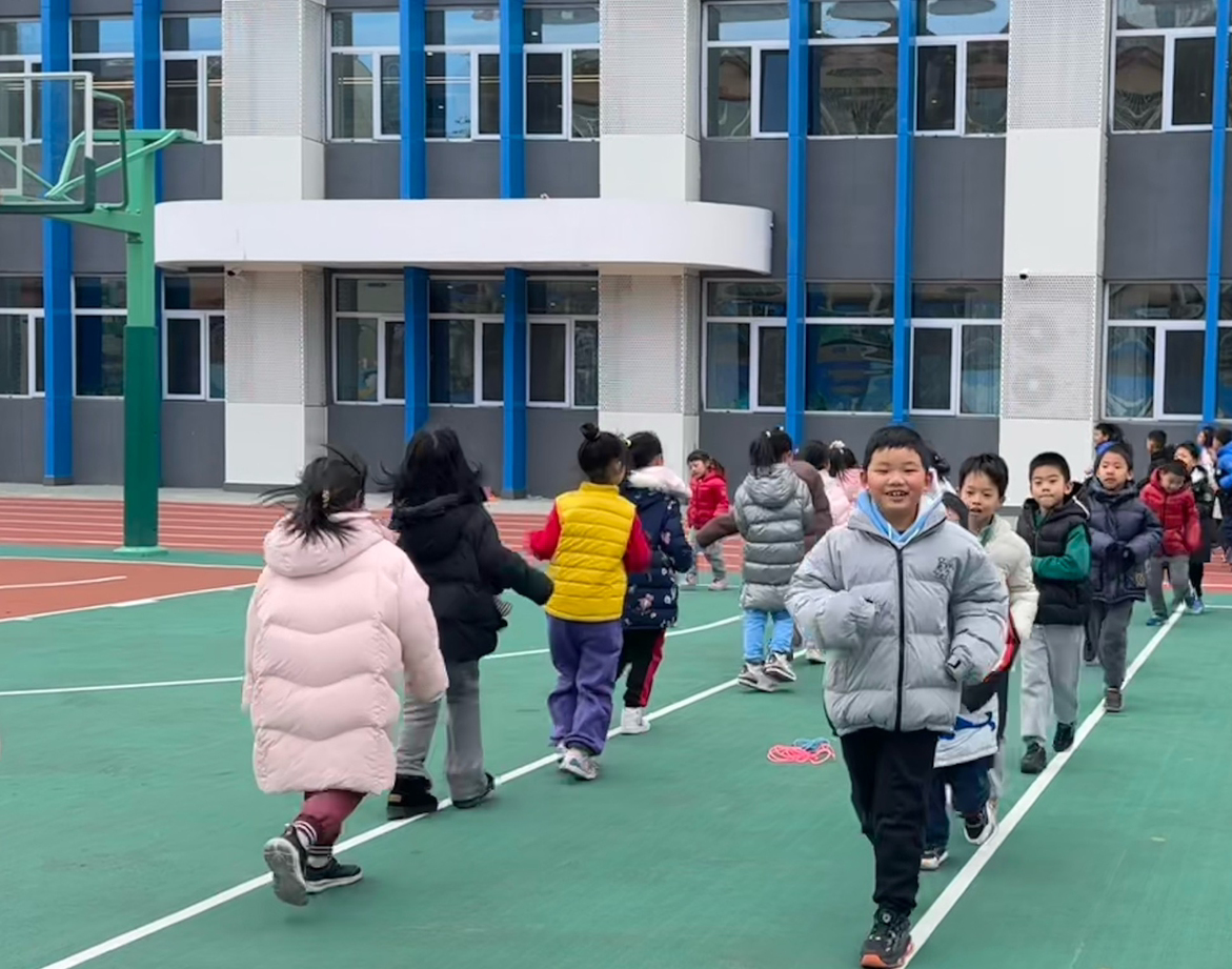 一年級的同學(xué)課間跑步 。學(xué)校供圖