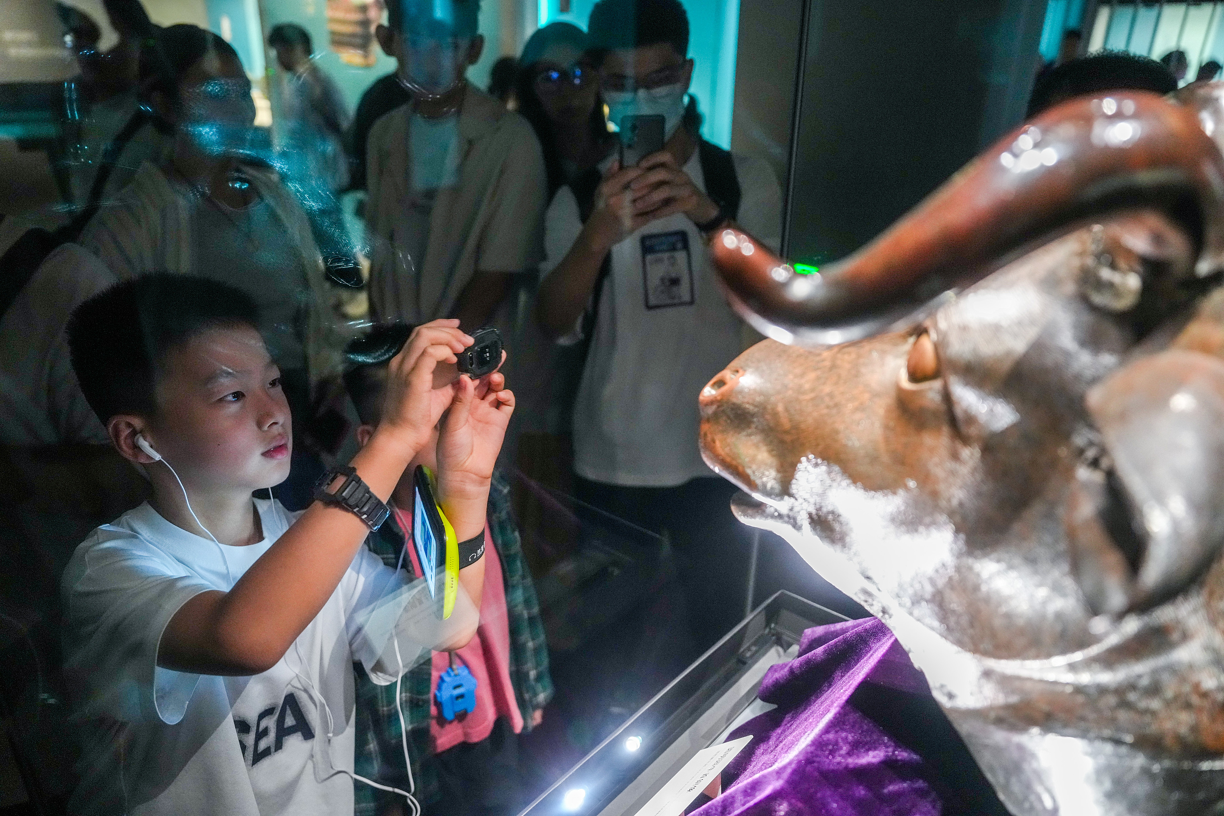 2025年6月，參加研學游的孩子在安徽博物院蜀山館參觀圓明園牛首銅像。（圖片來源：視覺中國）