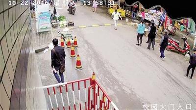 雙橋入室盜竊案，監(jiān)控視頻截圖紅圈處為犯罪嫌疑人。 本報(bào)記者 雷鍵 通訊員 葉文廣 攝