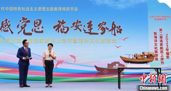 村民分享連家船民“搬上來(lái)、住下來(lái)、富起來(lái)”的故事和難忘經(jīng)歷?！×珠派?攝