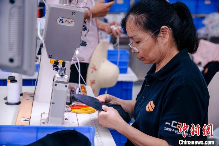 圖為員工在生產(chǎn)線工作?！±钅宪?攝