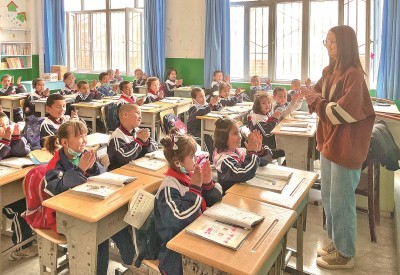 2023年5月，西北師范大學(xué)學(xué)生在新疆阿克蘇地區(qū)溫宿縣吐木秀克鎮(zhèn)第一小學(xué)實(shí)習(xí)支教。 卓杰攝