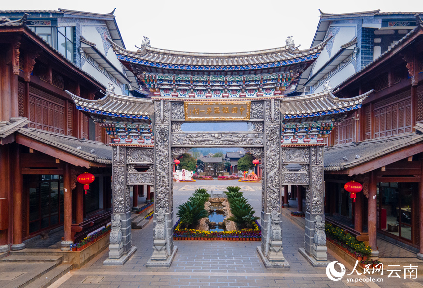 1.新華村耗銀近2.8噸建設(shè)的銀牌坊。人民網(wǎng)記者 符皓攝