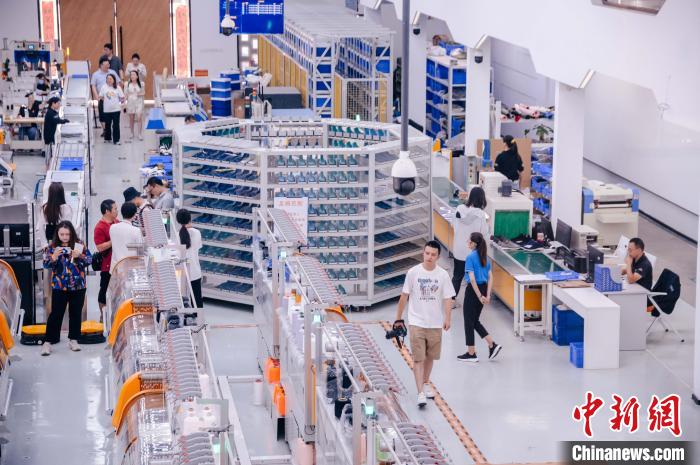 圖為莆田雙馳鞋業(yè)個性化定制示范工廠。　李南軒 攝