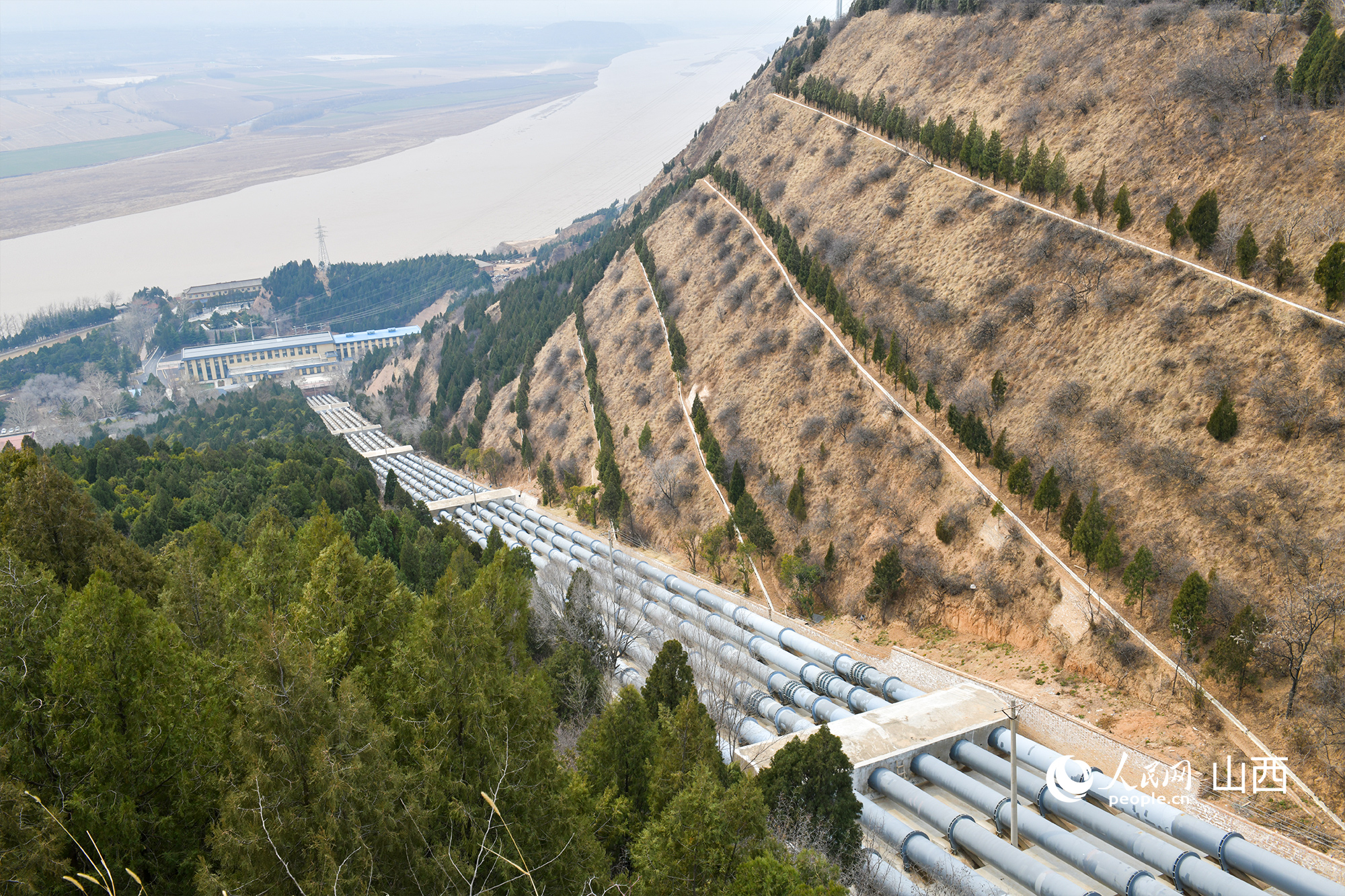 大禹渡灌區(qū)6條約700米的管道將黃河水引上旱塬。人民網記者 焦搏文攝