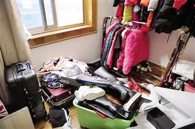 警方在犯罪嫌疑人住所查獲贓物。