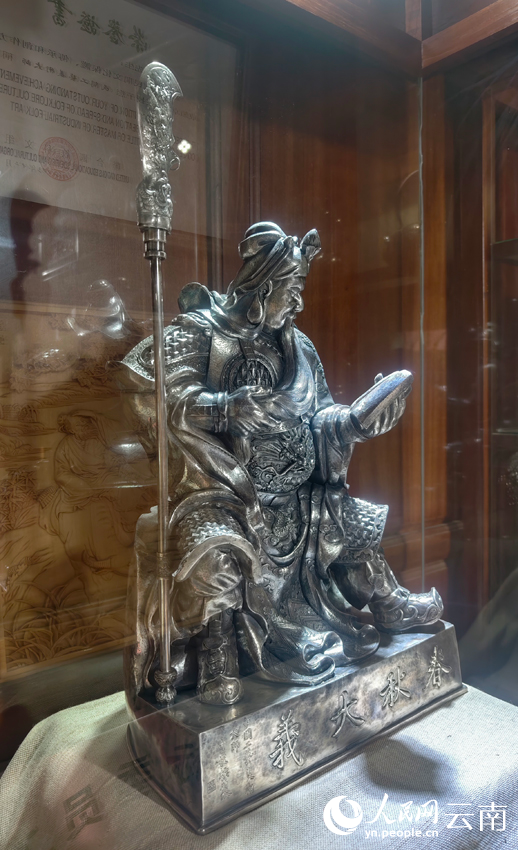 5寸發(fā)標(biāo)制作的關(guān)公像。人民網(wǎng)記者 符皓攝