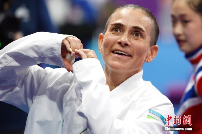 資料圖：9月28日，杭州第19屆亞運會競技體操女子跳馬決賽在黃龍體育中心體育館舉行。烏茲別克斯坦選手丘索維金娜以13.383分獲得該項目第四名。圖為丘索維金娜在賽后向觀眾比心。<a target='_blank' href='/'>中新社</a>記者 富田 攝