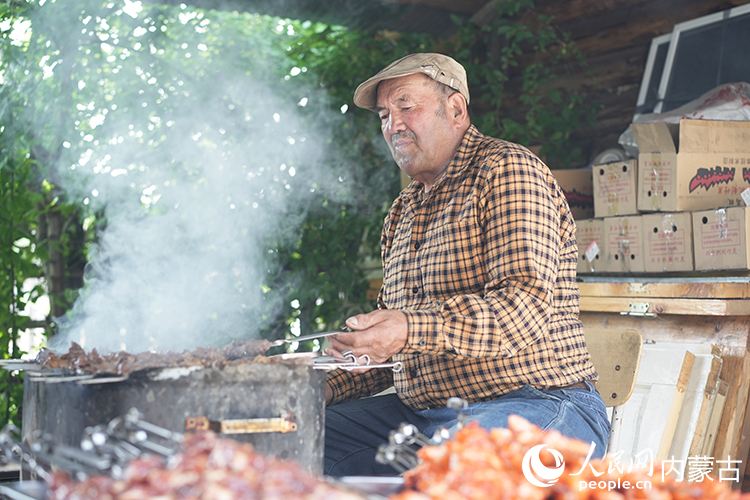 孫金花家庭小院內(nèi)，正在烤制肉串。人民網(wǎng)記者 李睿攝