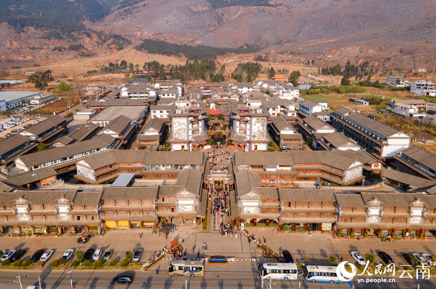 密布銀器加工作坊的新華村。人民網(wǎng)記者 符皓攝