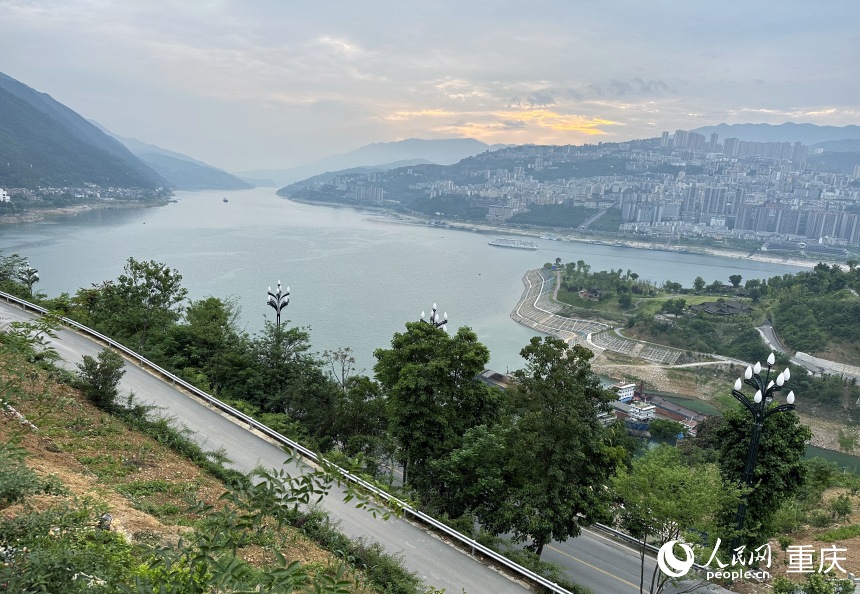 從巫山縣龍門街道江村遠(yuǎn)眺，左側(cè)為三峽里·竹枝村，右側(cè)為巫山縣城。人民網(wǎng)記者 劉政寧攝