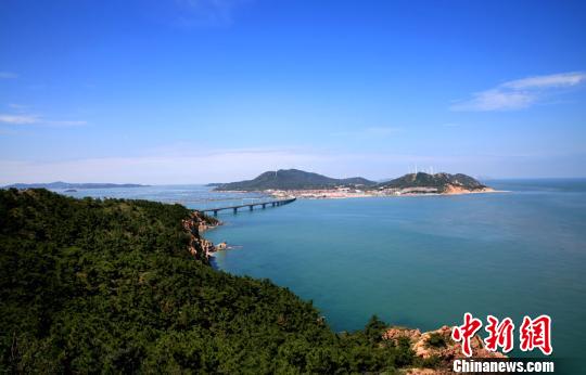 煙臺(tái)環(huán)境優(yōu)美、氣候宜人，遍布的海水浴場、濱海觀光景點(diǎn)為游艇帆船產(chǎn)業(yè)發(fā)展創(chuàng)造了條件。(資料圖) 楊兵 攝