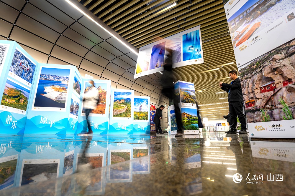 觀眾正在欣賞攝影作品。