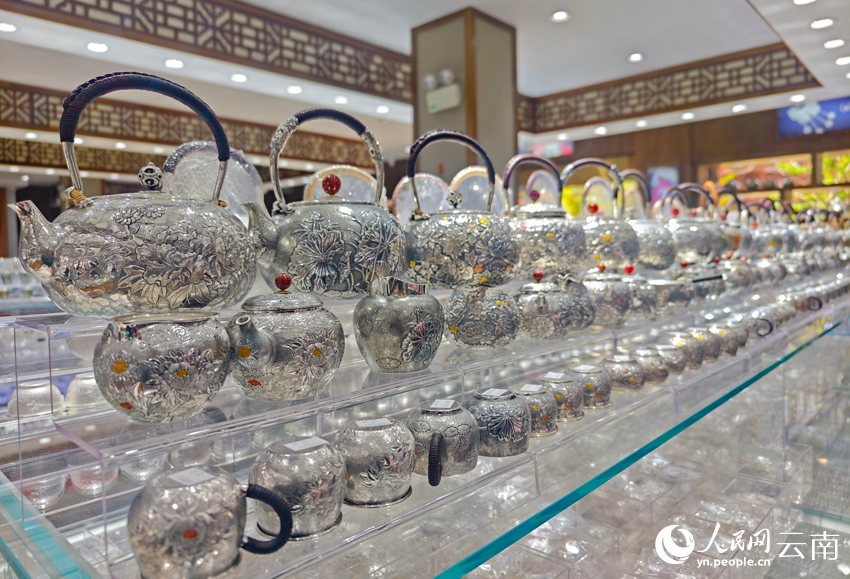 新華村一家銀器店里的各類銀器。人民網(wǎng)記者 符皓攝